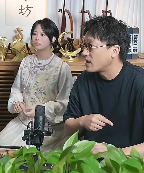 昨天二饼胡拉直播间发生一点小插曲之后，网上一下子就热闹起来了。
头条上面各种各样