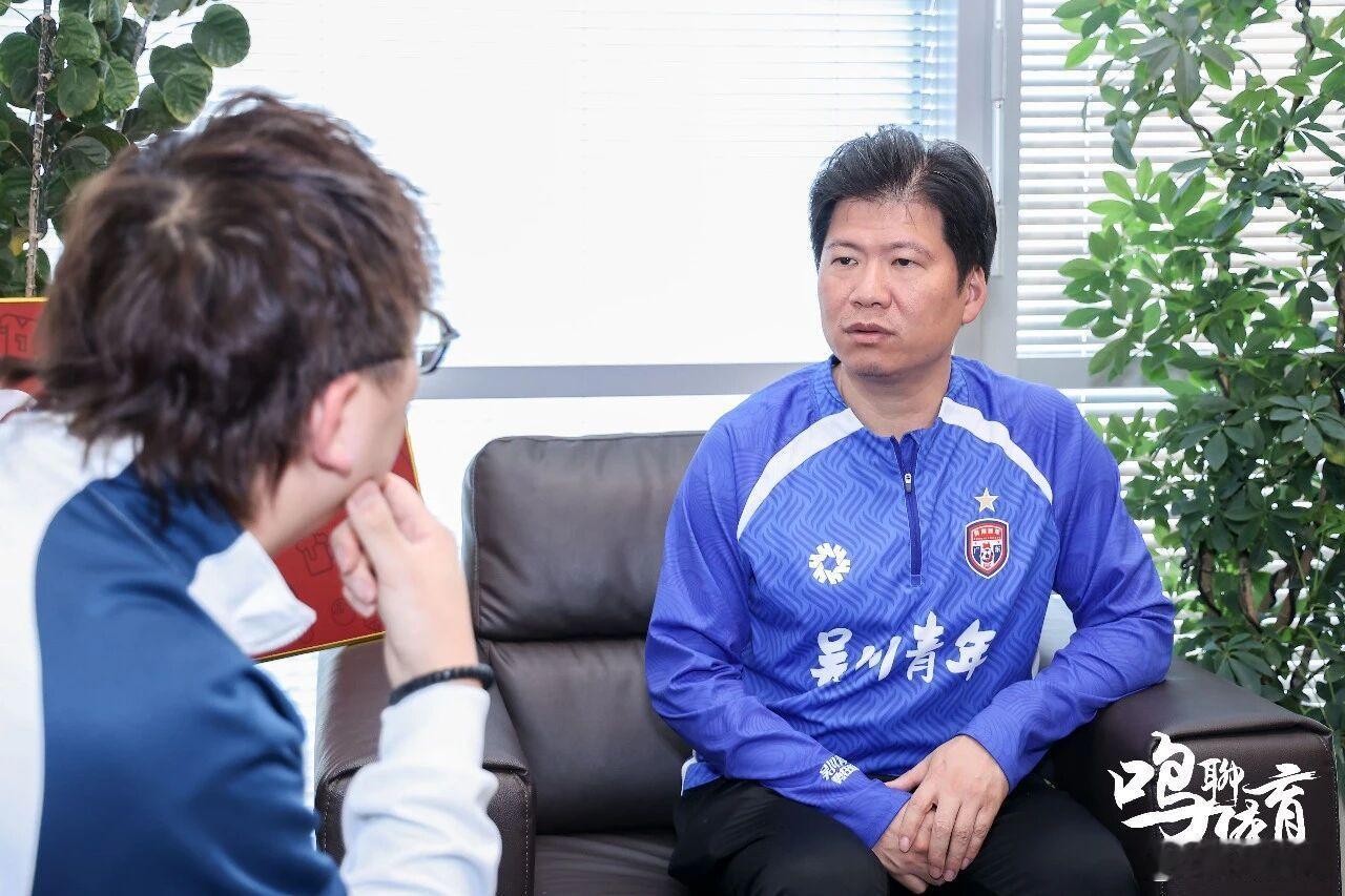 在专访吴川青年老板何超炜的时候，有一个细节，在他的办公桌上放着一样很醒目的周边产