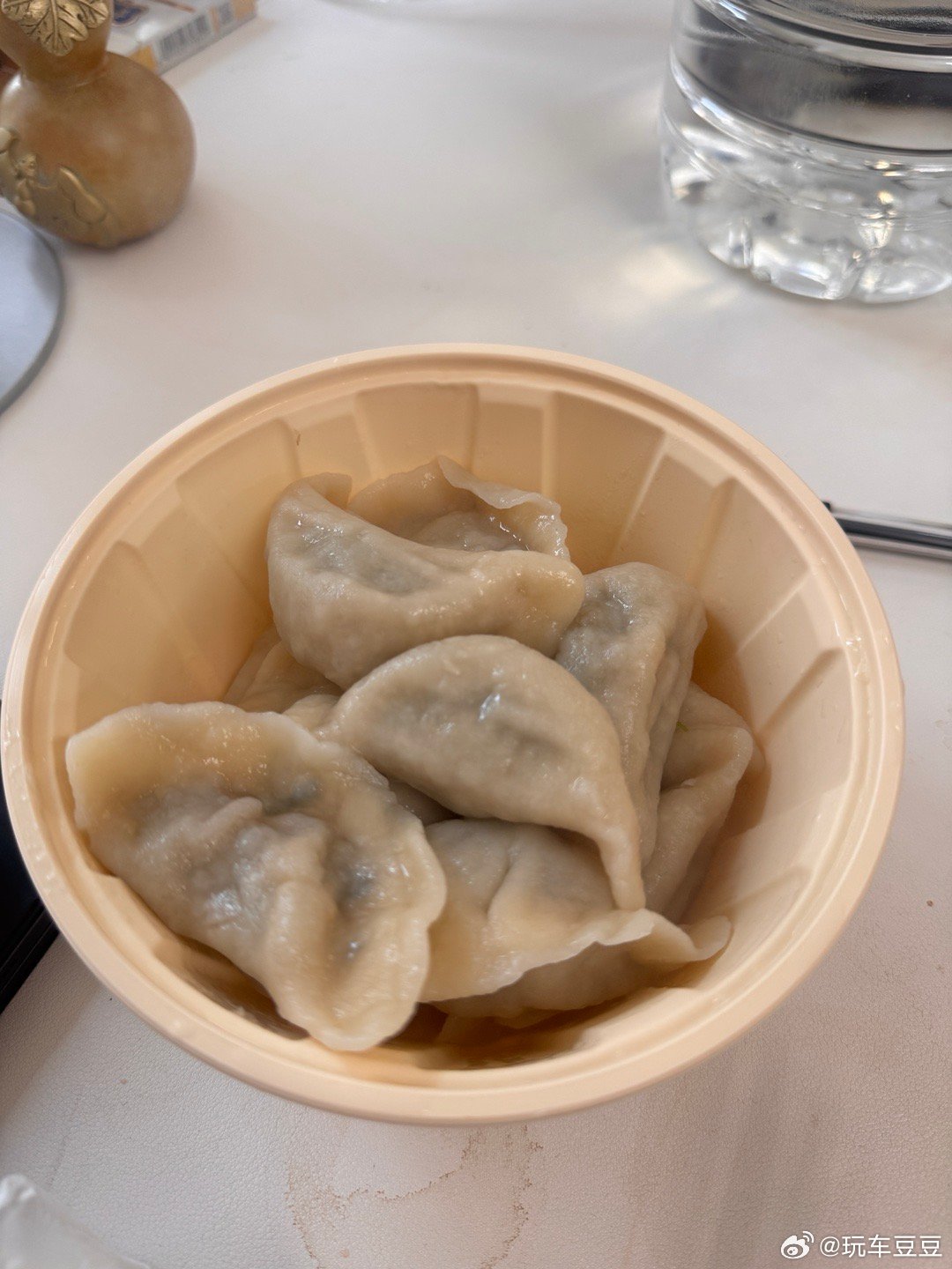 工作室下午茶[嘻嘻]我麻麻包的饺子！够硬不？我和弟弟在楼下拍佳能V1📷相机干完