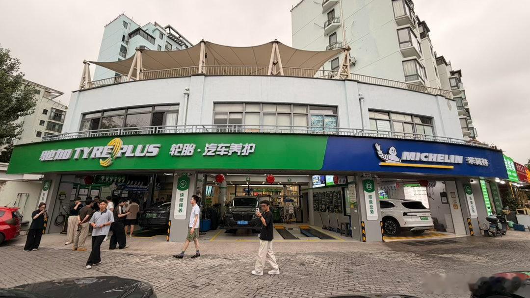 现在米其林的驰加店都卷爆了设备全套都霍夫曼，连彩色平衡块都在补胎都跟改装佬一样，