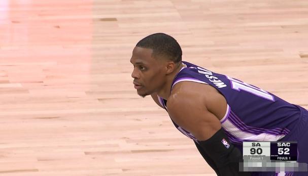 国王老将威斯布鲁克真是痴迷于刷助攻！在今天国王主场以104：132惨败于马刺的比