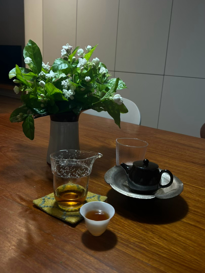 桃子吃不完，做个红茶渍蜜桃剩了一些紫苏，做了个紫苏焗鸡腿盒马的芋泥包挺好吃，很适