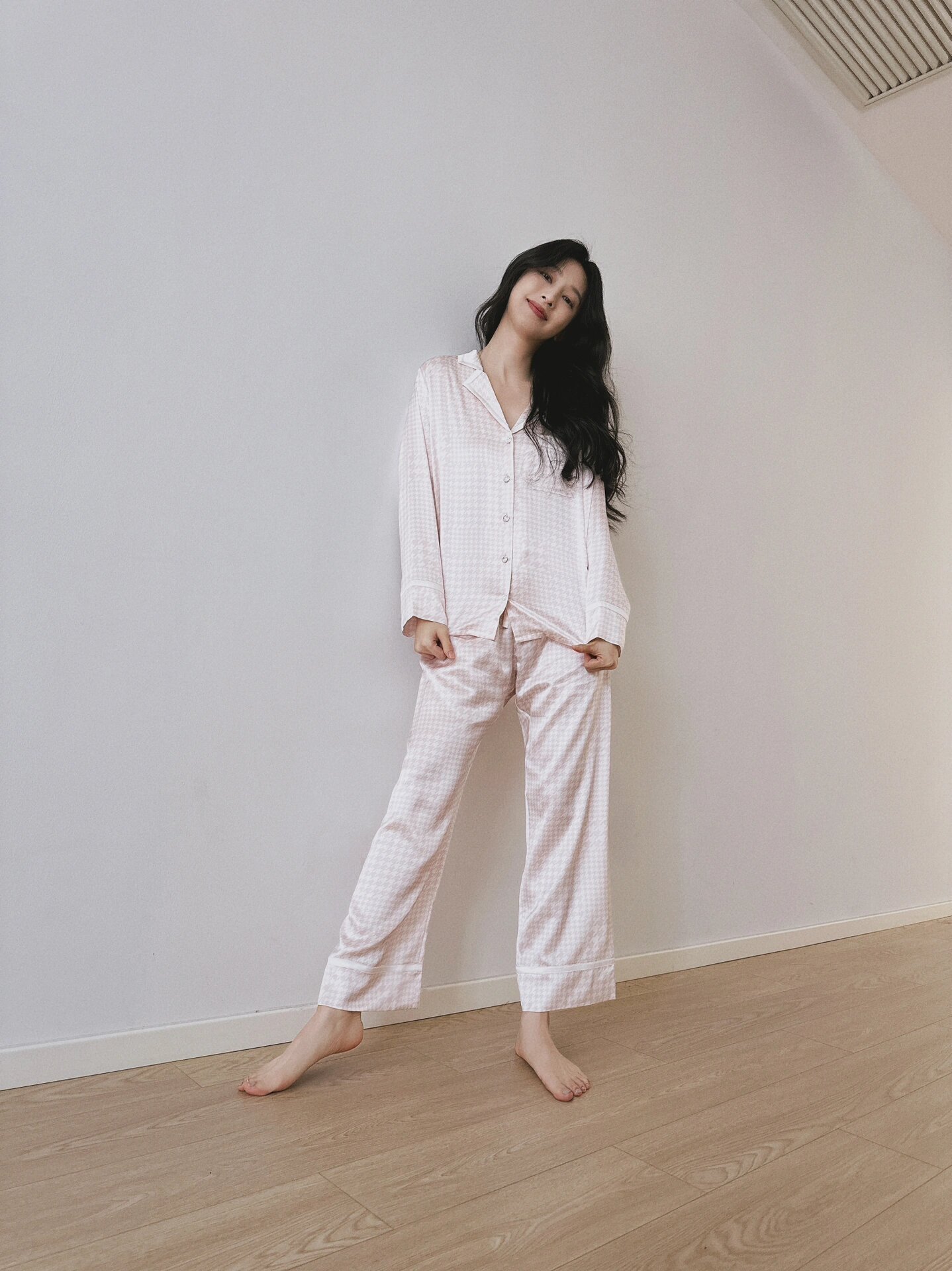 张俪居家睡衣风穿搭，光脚美腿，休闲甜美。张俪