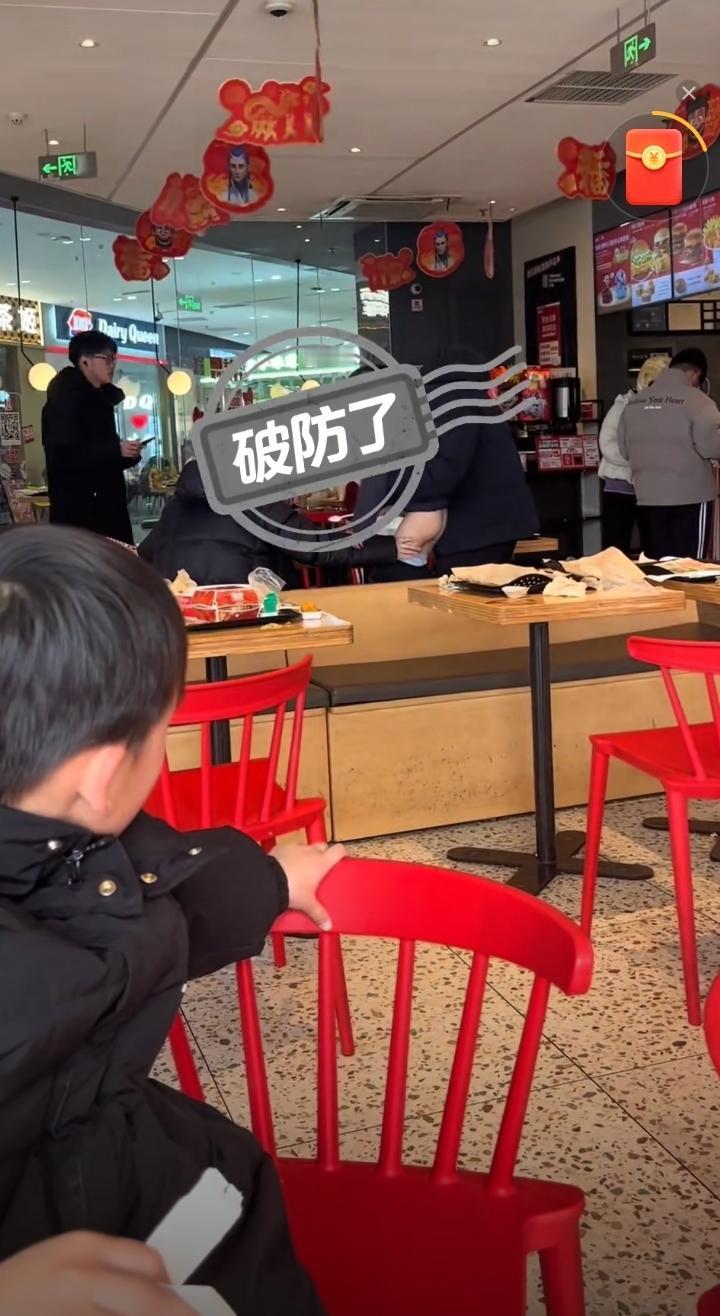 这样的家长实在让人不知道说什么好了！
盐城昨天有两名家长带孩子在肯德基用餐时，孩