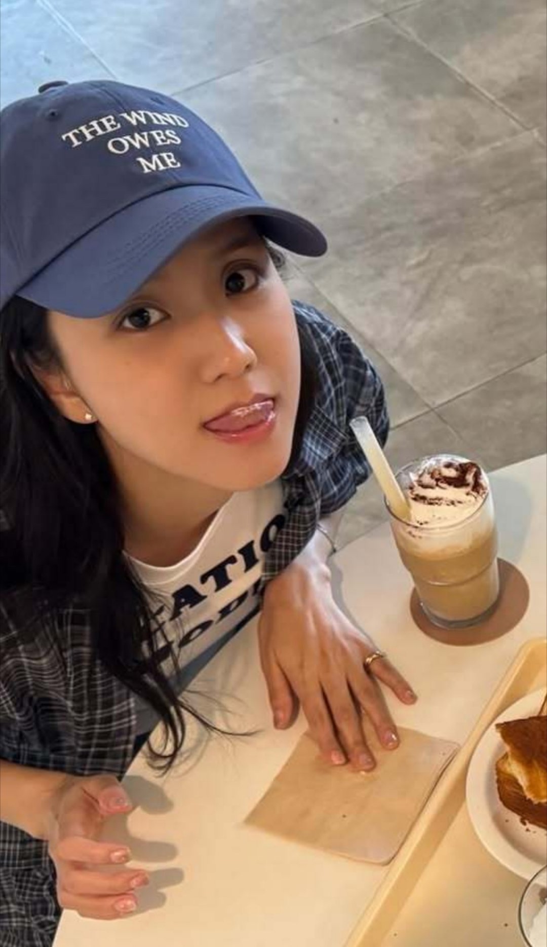 这啥会出去的，手上还有美甲呢 