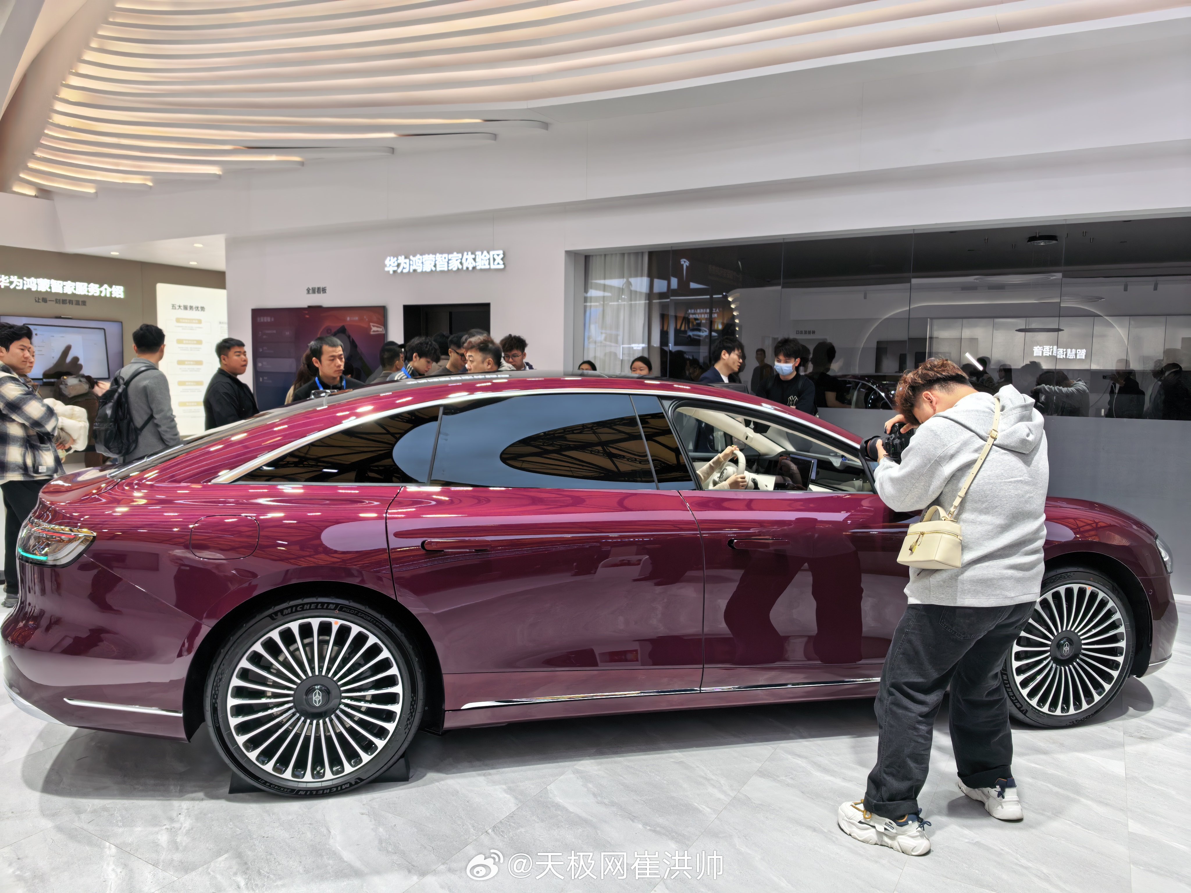 awe2026 华为展位里的享界S9，还是杨幂同款配色，鸿蒙智行五界里，享界的品
