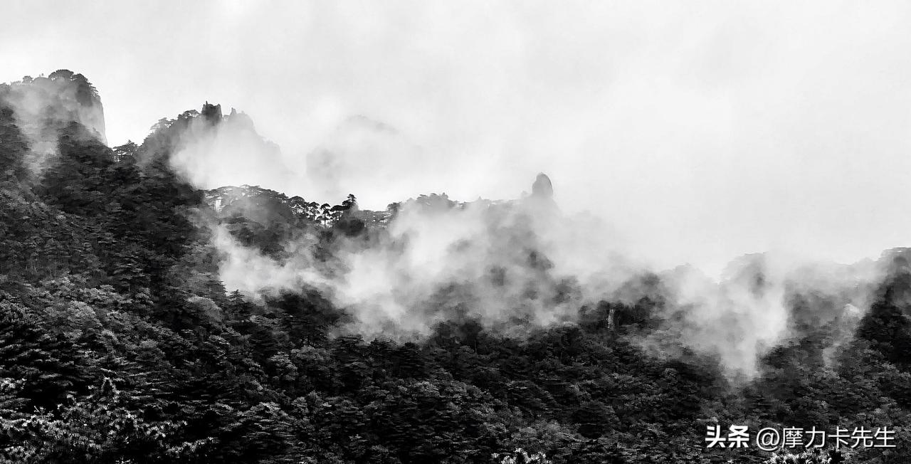 风起云涌，峰峦半隐，这是黄山独有的写意山水。

原创作品.禁止盗图