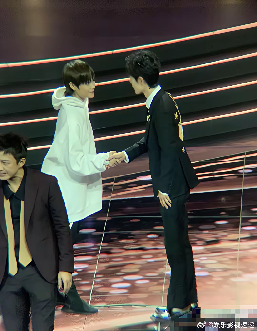 终于明白 2019 年的微博之夜​肖战为什么对着李宇春连鞠四躬了​原来肖战是个这