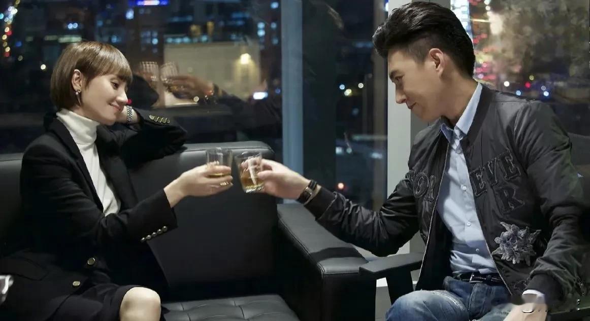 陈俊生真的是把贺涵当偶像，不知道你们记得有一集他和唐晶去糖果公司出来等电梯。
