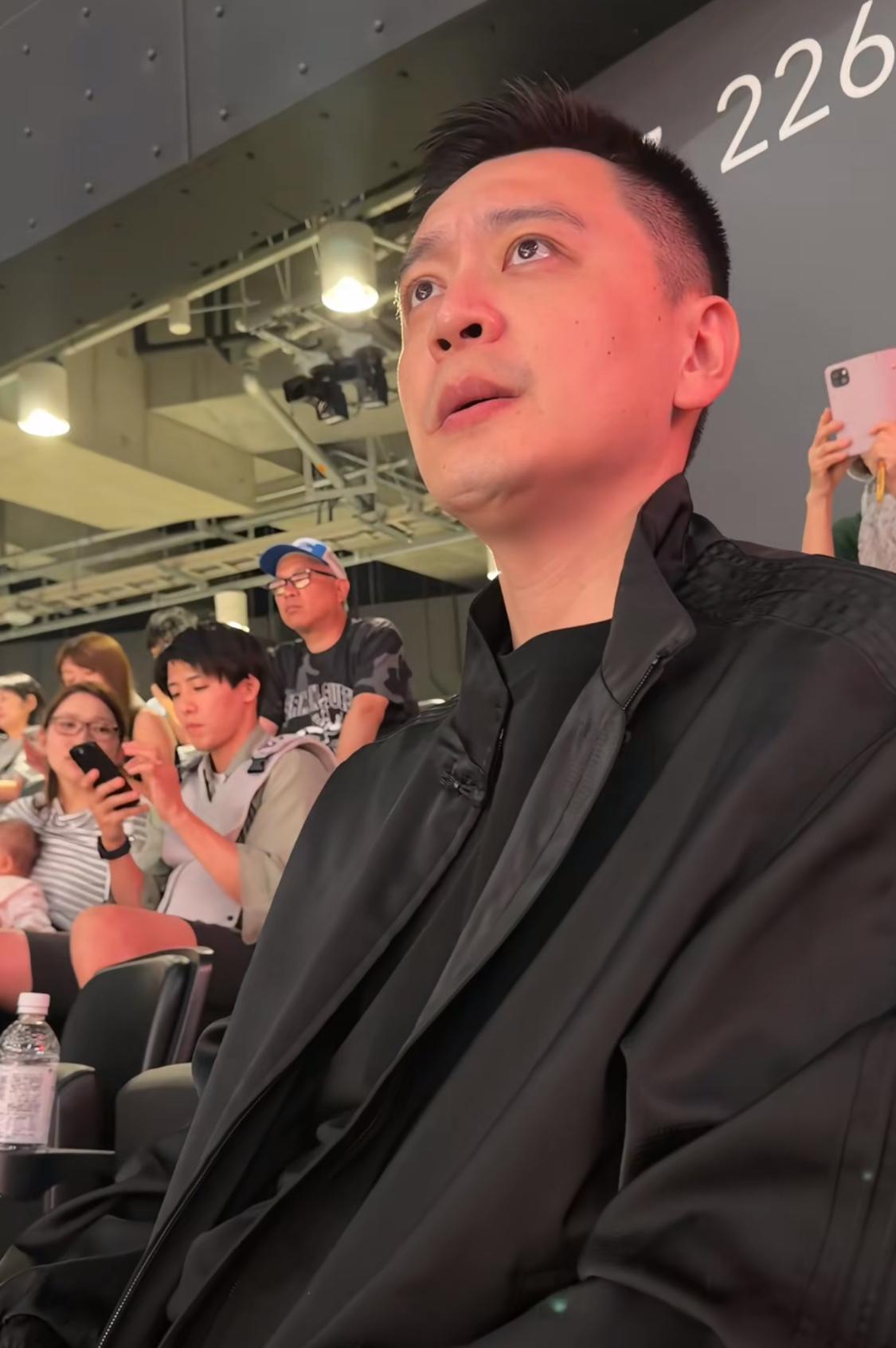 杨鸣携父亲现场看中国男篮比赛不忍心看到大比分输分而提前离场，说中国篮球这一刻是黑
