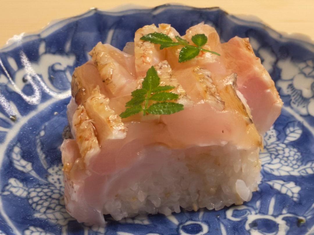 仁王门 道人，京都金牌店。京都第一怀石，没有门牌，做的菜出类拔萃，必须配酒，预约