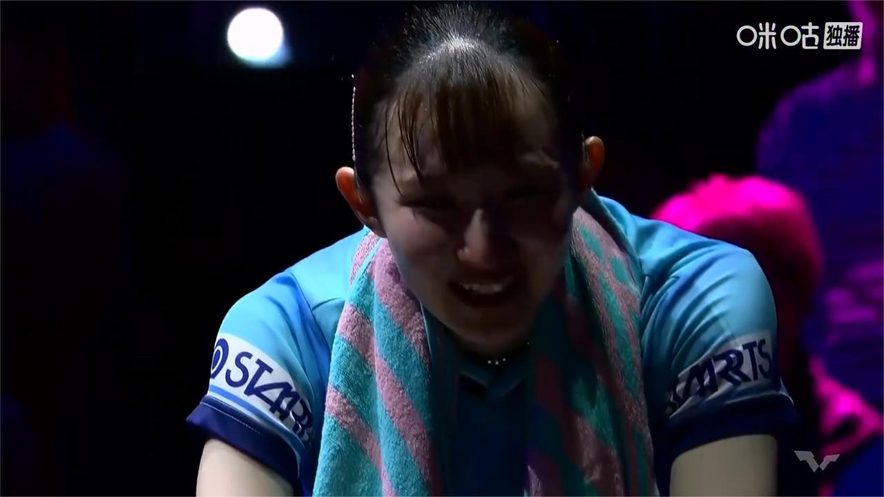 苦战七局！孙颖莎22连胜把早田希娜打哭了，赛后在场边含泪复盘！