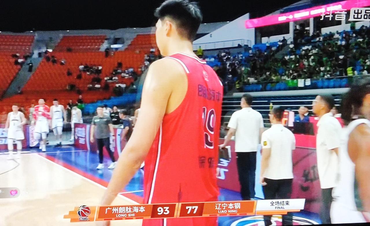 许昕&焦泊乔
广州93-77完胜辽宁，许昕得20分9篮板，打完比赛，心情不错，这