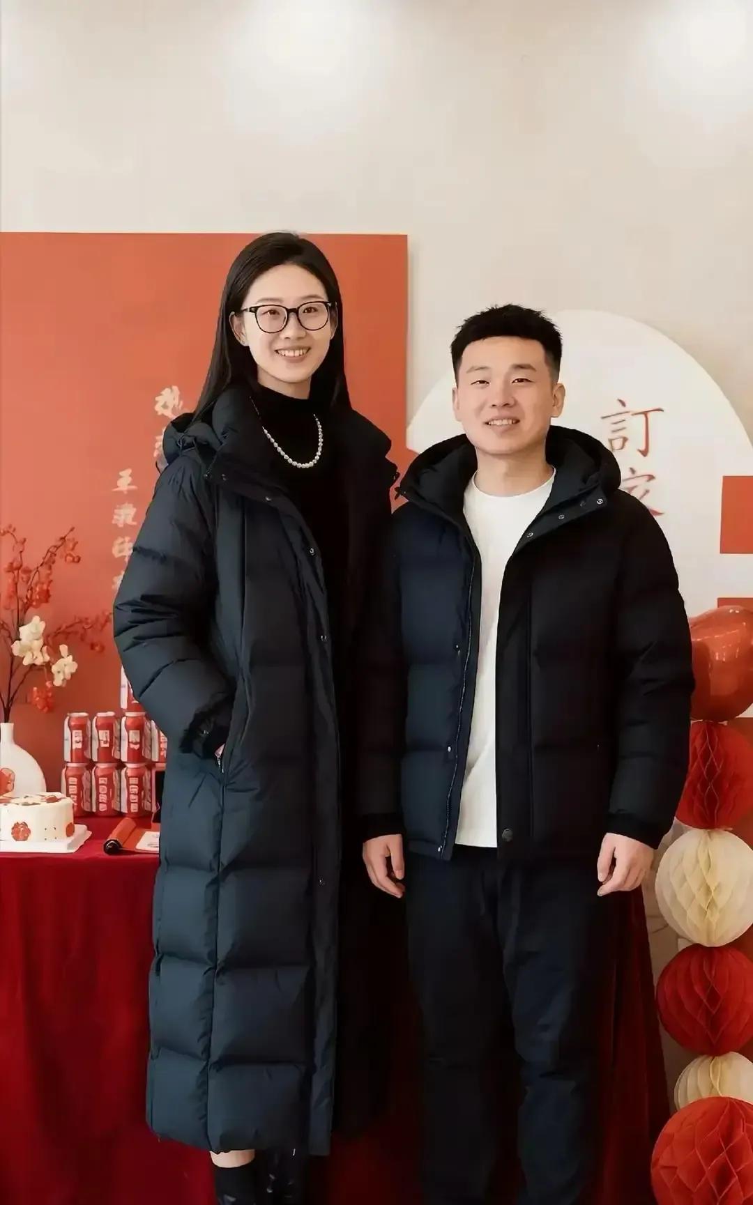 国科大硕士和学医姑娘订婚，女方家一句彩礼五金全免，还倒贴首付。
老李在小区传达室