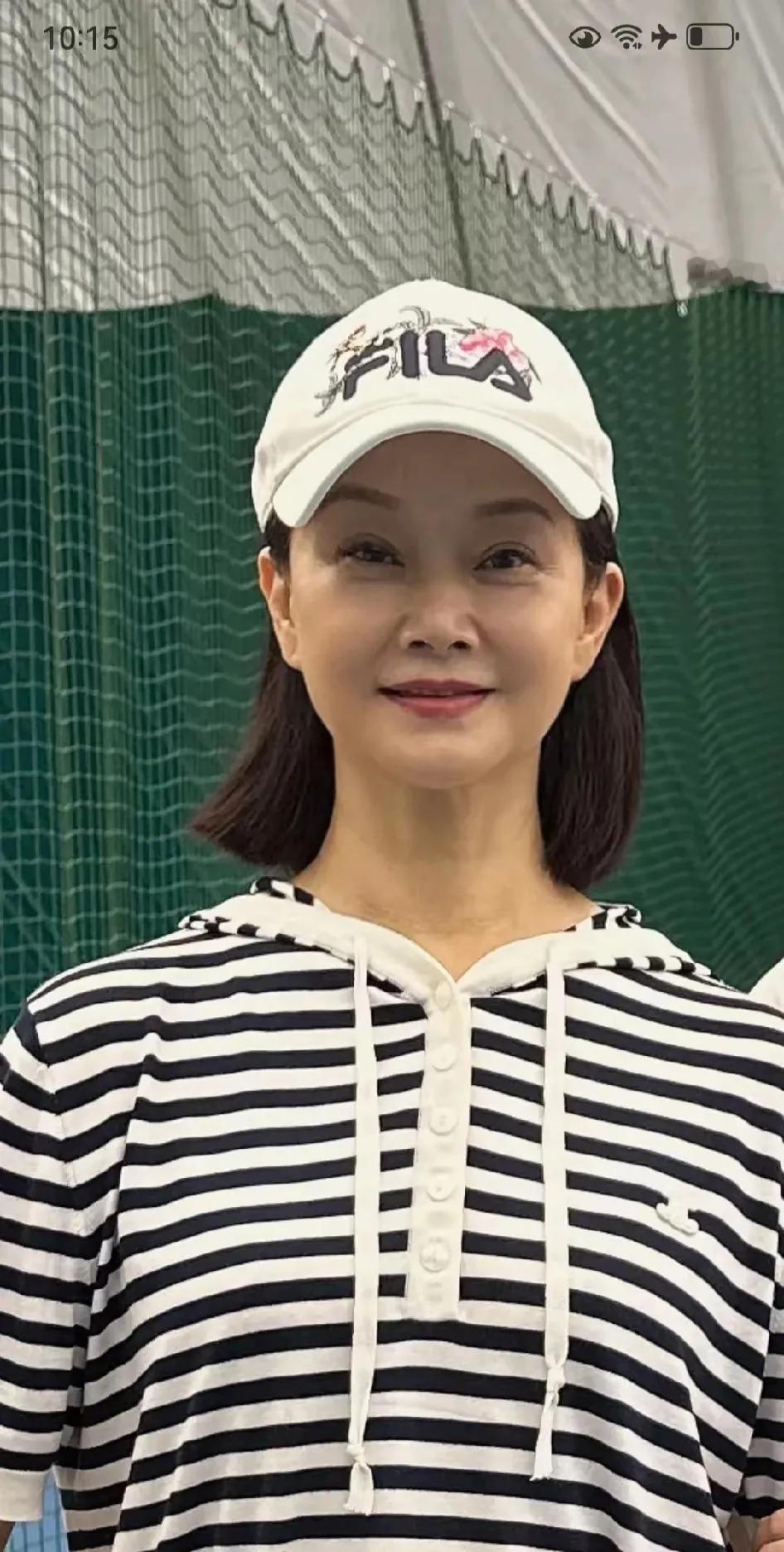 这位姐姐可是很久没有公开露面儿了。
原来的时候只要是大型晚会都是独唱压轴的角色。