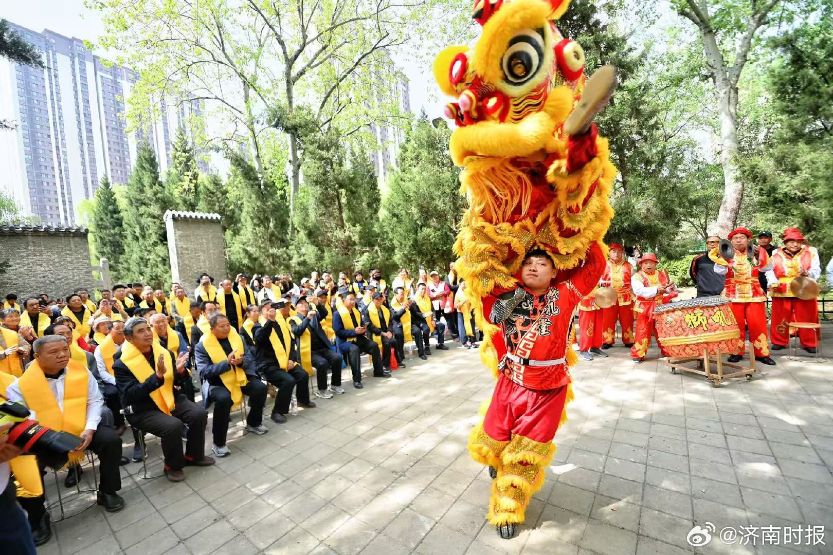 【#张养浩近百名后人齐聚济南祭祖#】“兴，百姓苦；亡，百姓苦。”元朝名臣张养浩在