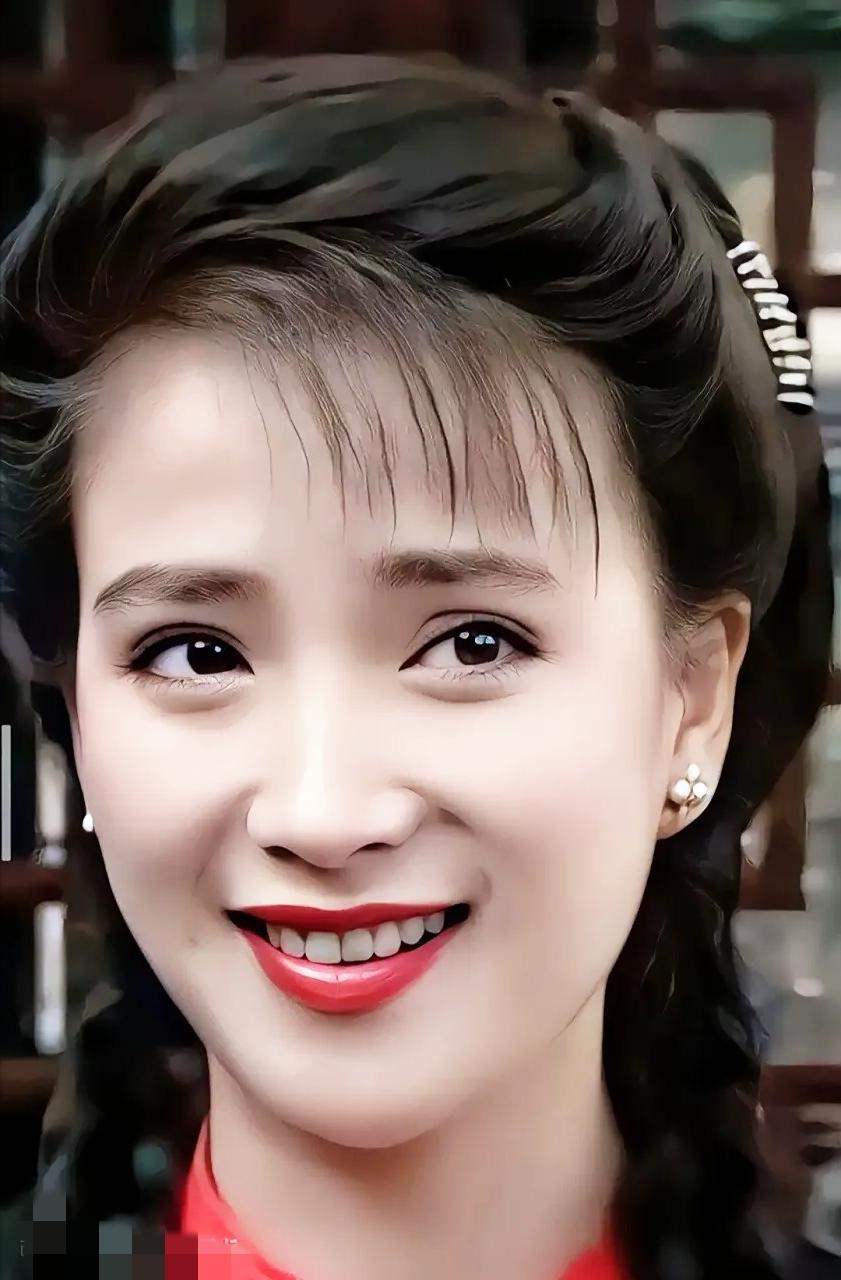 刚送别朱媛媛，又听闻何晴老师离世，今年的娱乐圈，总被这样的遗憾戳中泪点。
 
那