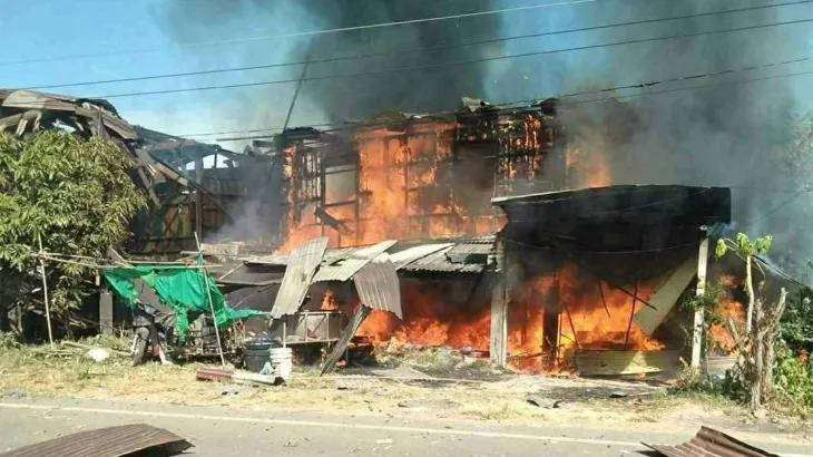 在柬华人升起国旗，柬媒大肆报道，王毅急电泰柬两国外长

泰柬激战不停，特朗普打电