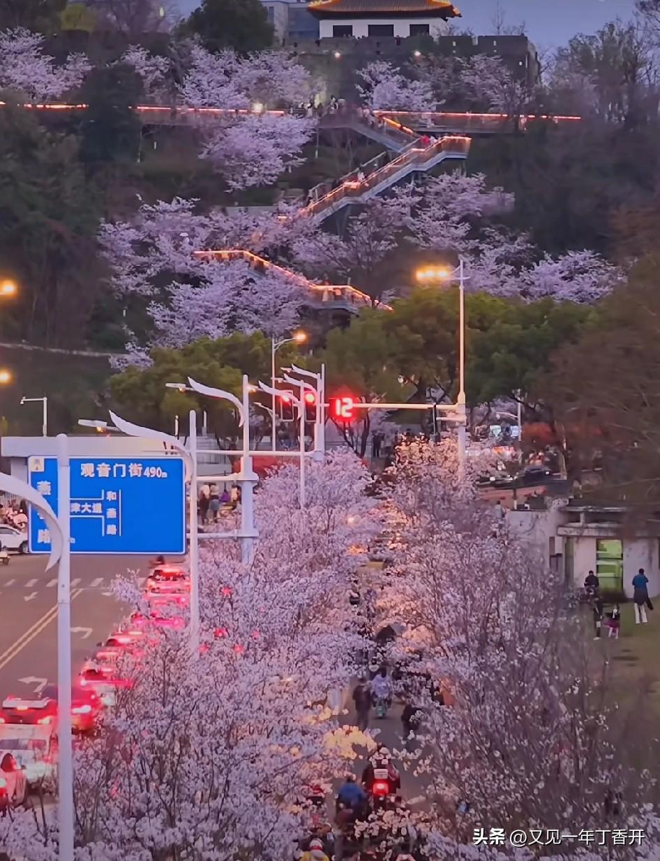 忽然想起我遭遇过的尴尬事

怎么想起来的那，是听一段大冰直播间里一个男的因为被忽