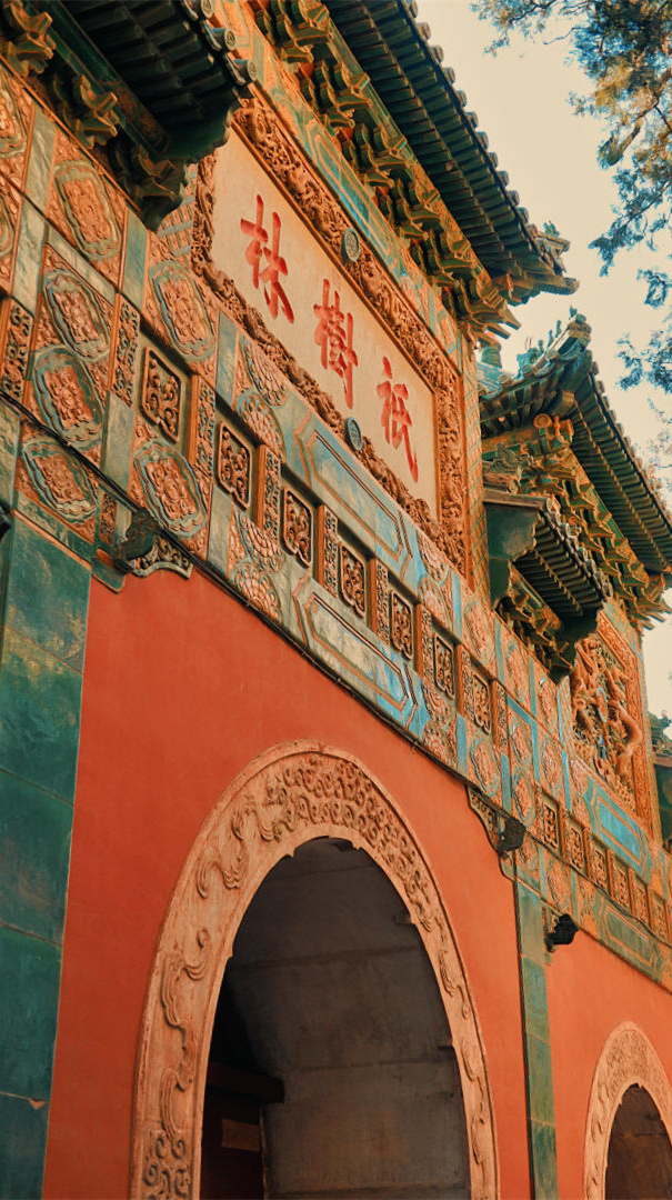 "千万记住，任何东西快到手的时候，人家都是看你不顺眼的。你拿到第一名的时候，你就