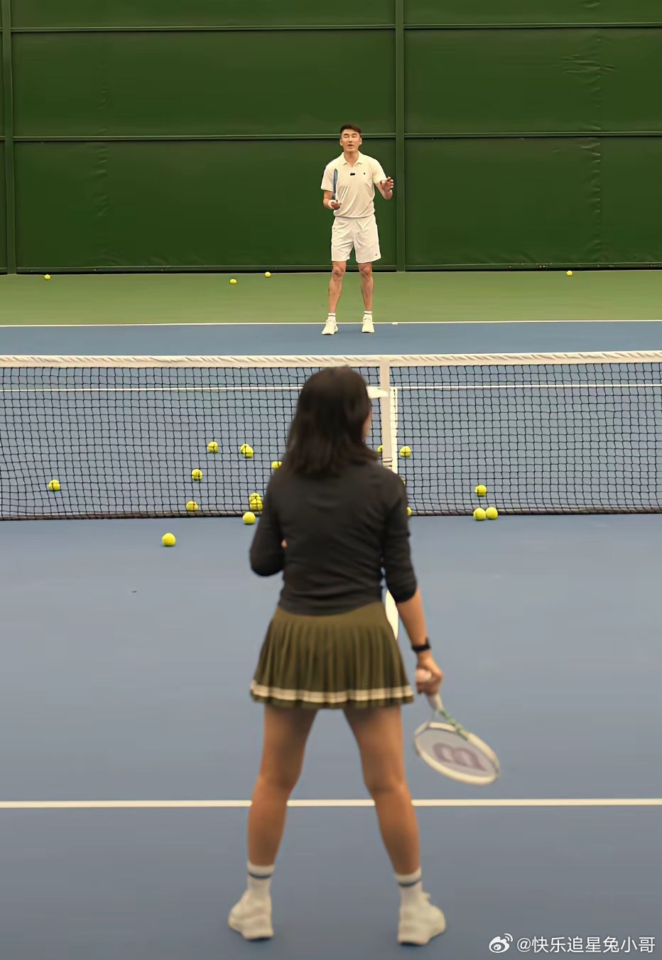 朱丹和胡兵这对老友，在直播间约了场网球局，画面看着专业，实则是大型“新手翻车现场