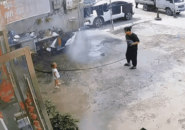 水枪的压力真的不可大意～[微笑]