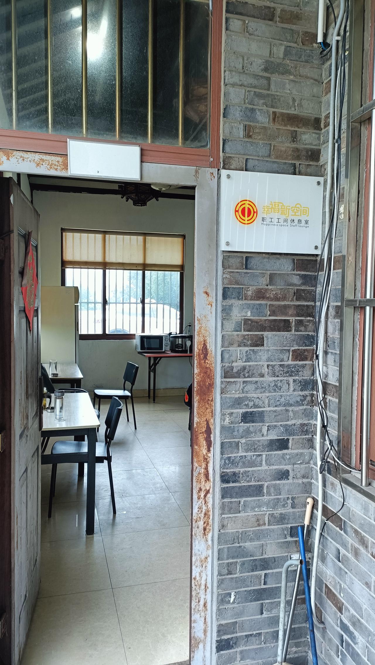 大上海竟然有这样的公交车站
   上海马桥1路公交站这样对待乘客，
      