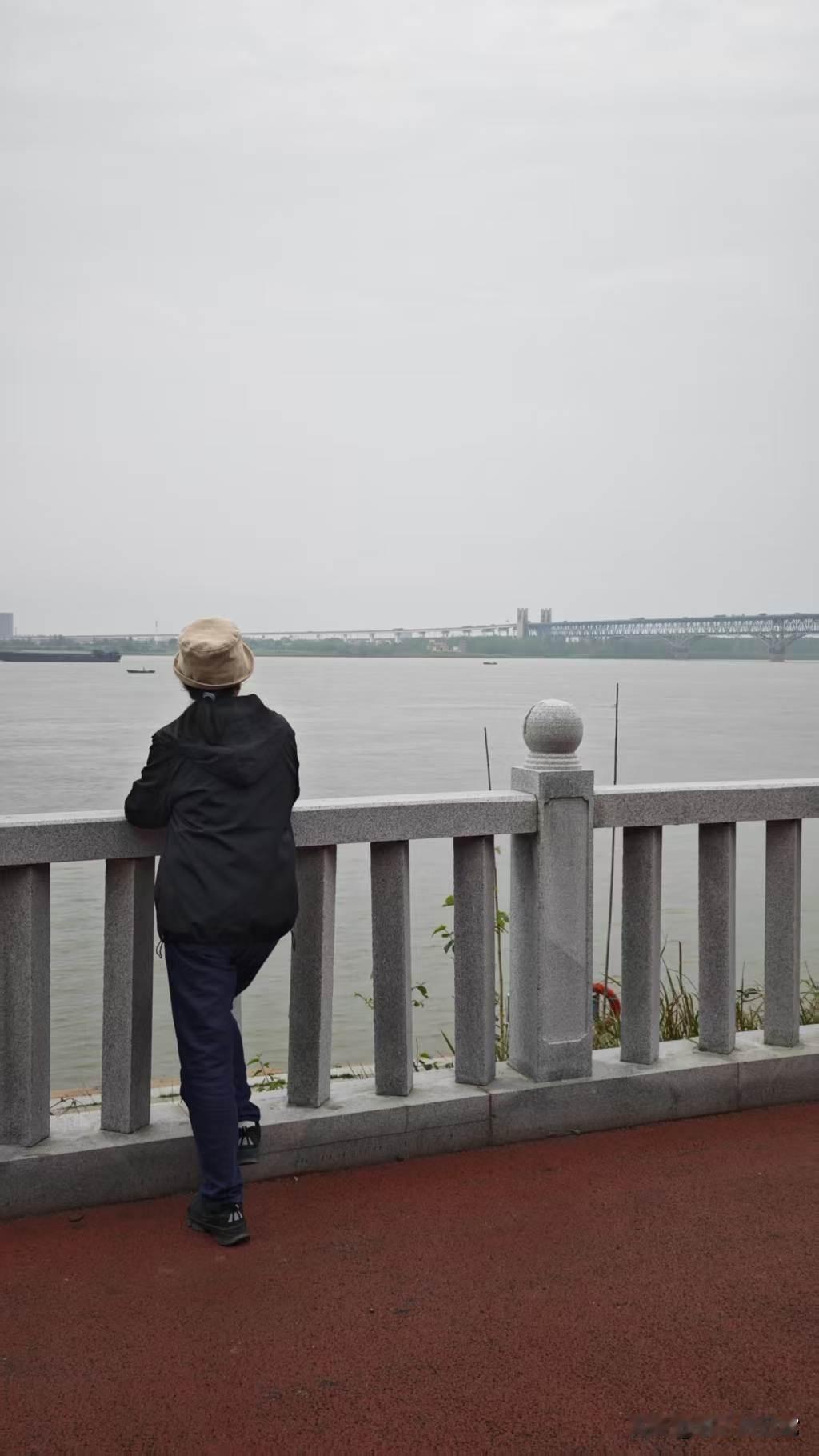 我们老俩口在外面旅游时，有时不去景点，就找个地方坐坐，休息休息。

在九江自驾游