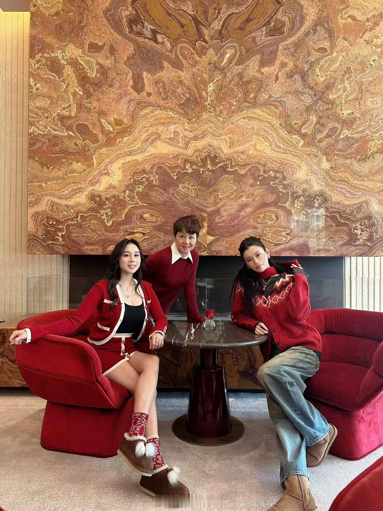 赌王女儿何超欣晒圣诞照奚梦瑶何超欣梁安琪一起过圣诞赌王女儿何超欣晒圣诞照，与嫂子