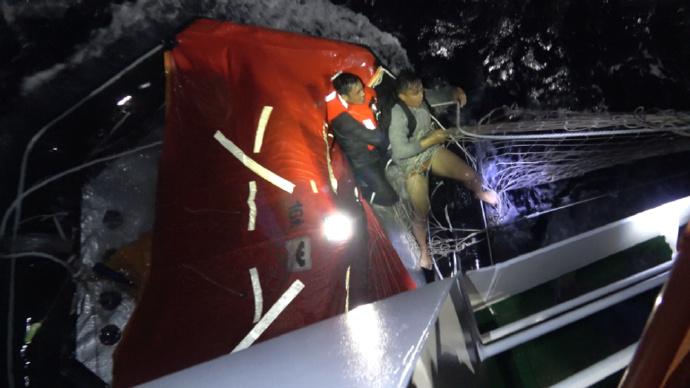 黄岩岛海域，中国海警救起菲律宾船员
 
23日，中国海警局发布通报称，当天一艘外