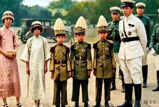 1927年，少帅张学良带着三个儿子视察奉军。
长子张闾珣、次子张闾玗、三子张闾琪