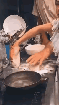男子想和老婆腻歪腻歪，来的正是时候！该出手时就出手，惨了吧瞅瞅啥情况！[捂脸][