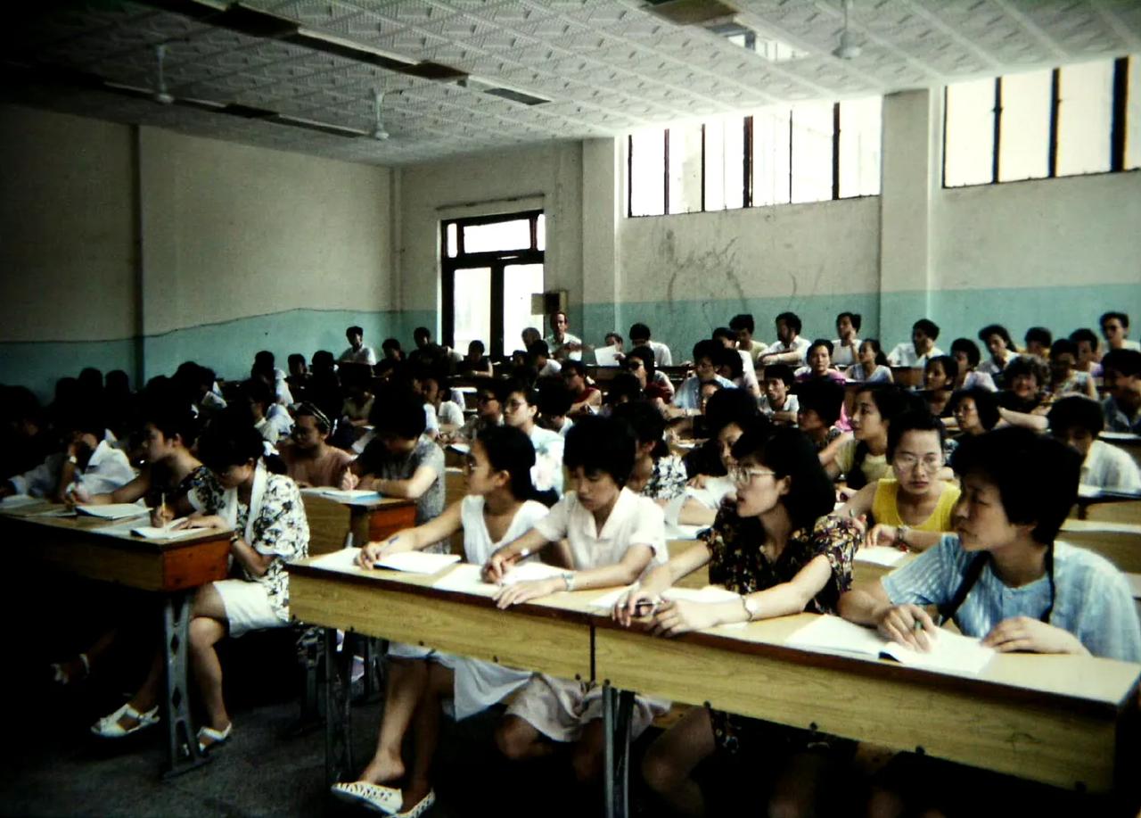 课堂上，成都，1991年7月摄。 ​​​