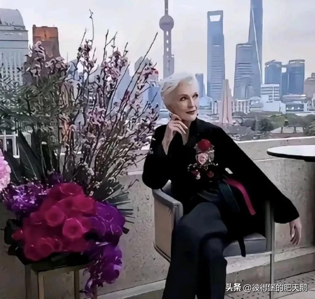 没钱又没用的社会边角料每天在互联网上恨中国，
而有钱的西方精英送妈妈来中国精品游