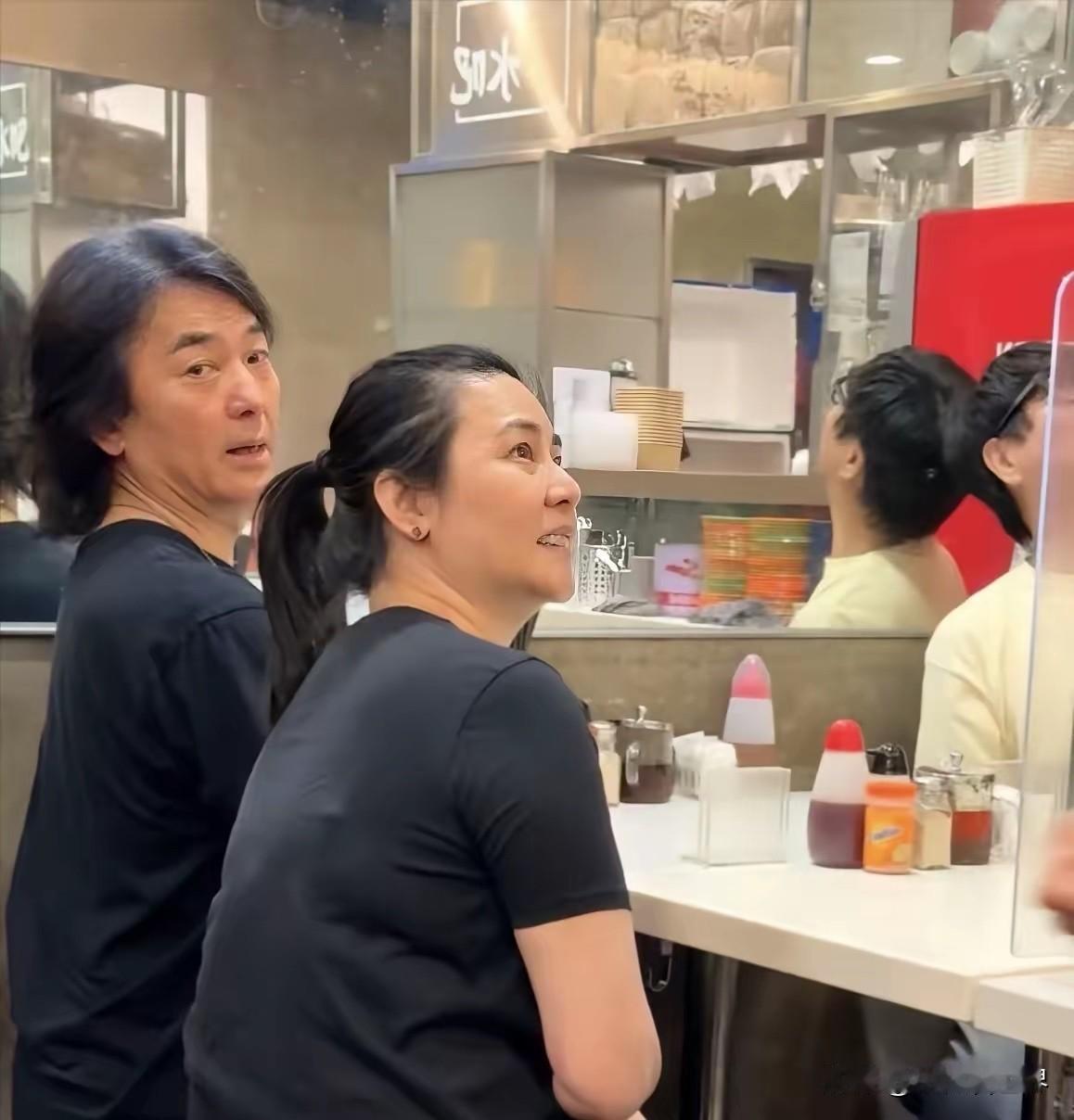 郑伊健与老婆蒙嘉慧坐在香港街头一家面馆吃拉面！