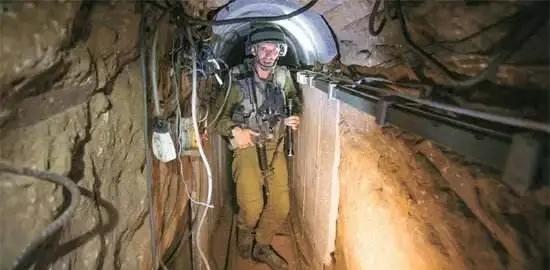 加沙地道大危机来临，巴紧急求救，哈马斯绝望冲出地道，直接成为以色列士兵猎物。
