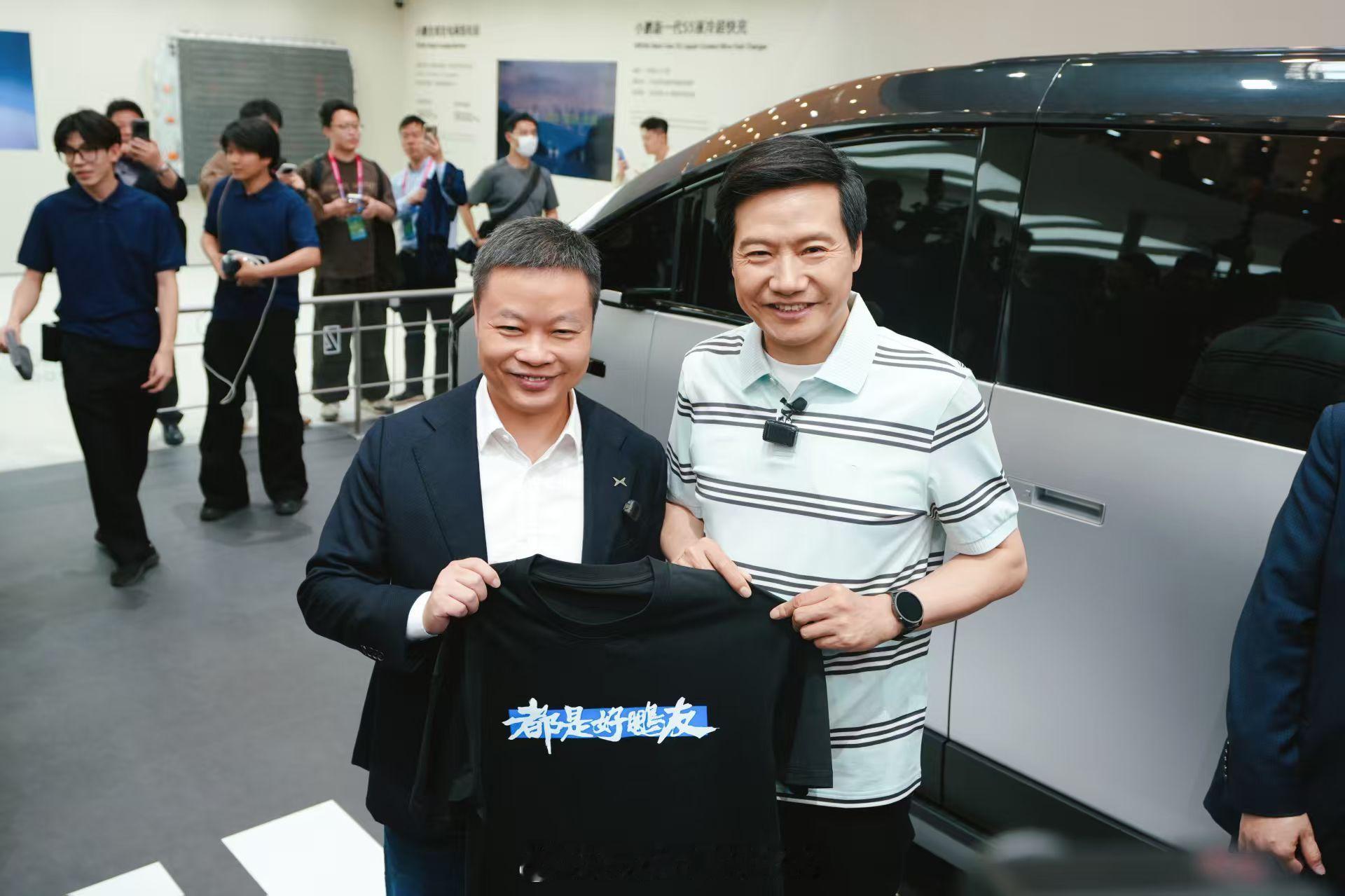 雷军送给车企同行们的T恤雷总这波真就是顶级阳谋了，格局也很大，就是那句话“把朋友