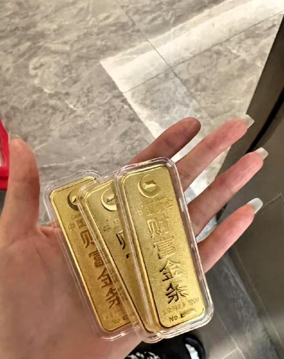 手里有大量黄金的人，
但凡有100克以上的人，
千万不要听别人忽悠。

全网疯狂