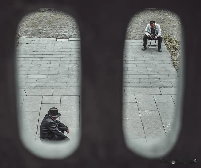 我是穷人，也不觉得外国的教育有多么牛。只想过孩子在国内考好一点的大学，读研攻博。