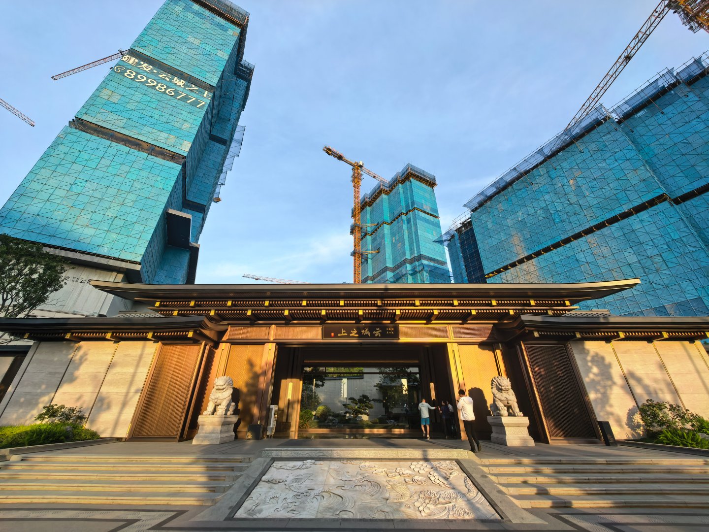现在这小区做的是真气派啊[泪][泪]进去和个小公园一样并且都卷公区，又是健身房，