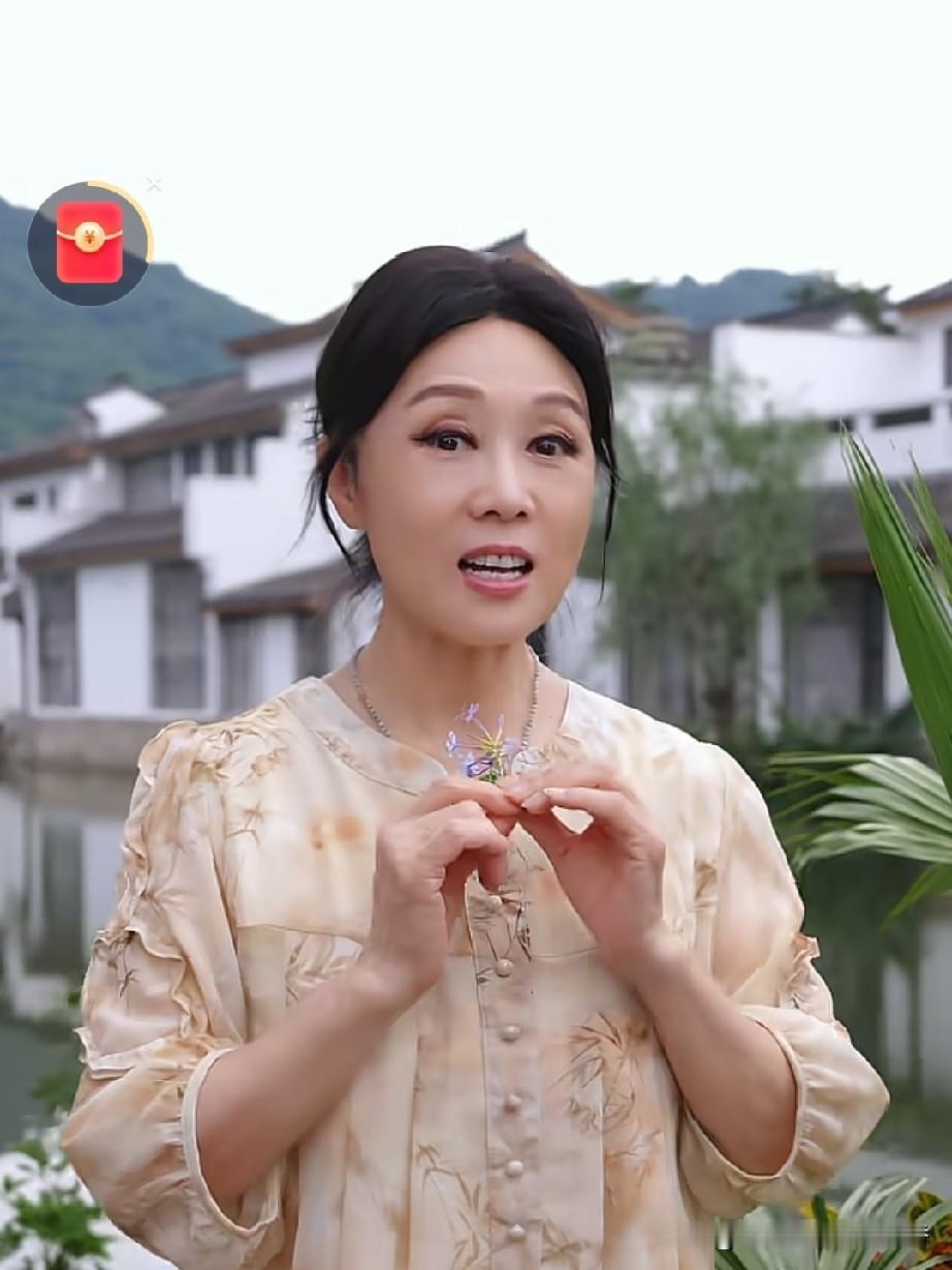 黄梅名角吴琼又发了一个唱巜女驸马》的视频，这次她穿着一件粉耦色上衣，一头黑发显得