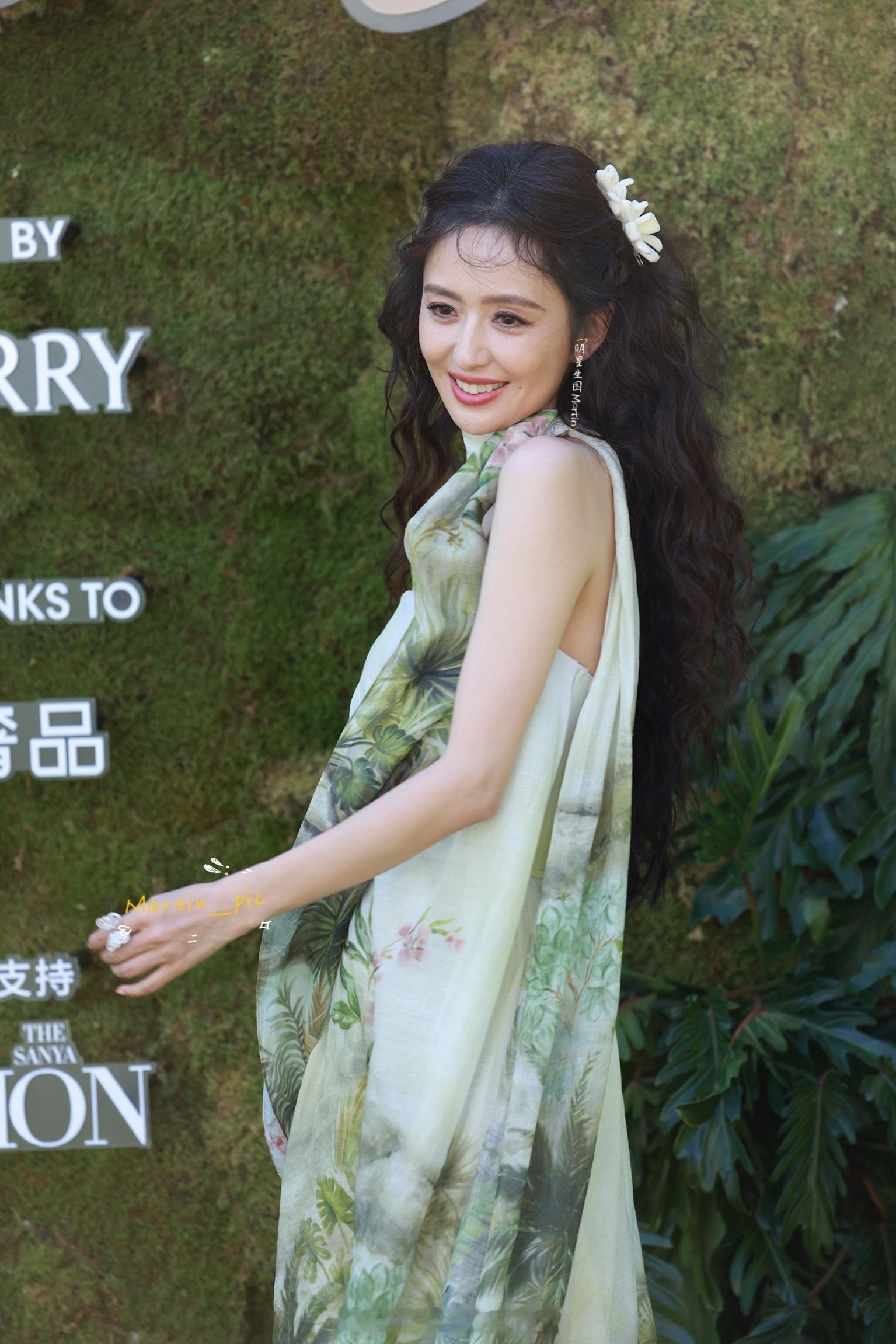 佟丽娅[超话]  佟丽娅微博红毯生图丫丫红毯的松弛感真的绝了，陷在姐姐甜甜的酒窝