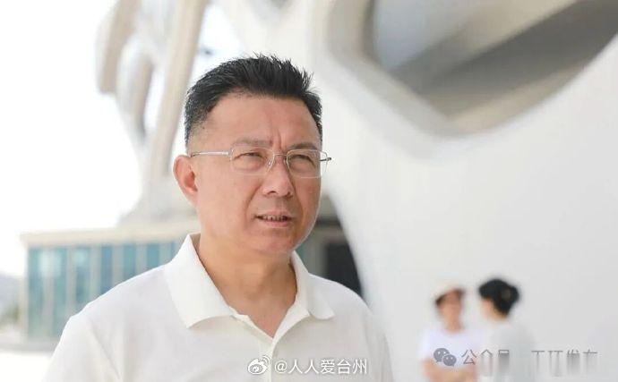 玉环高铁梦圆温玉铁路温润如玉 【盛夏的东海之滨，“玉环站”三个红色大字在骄阳下熠