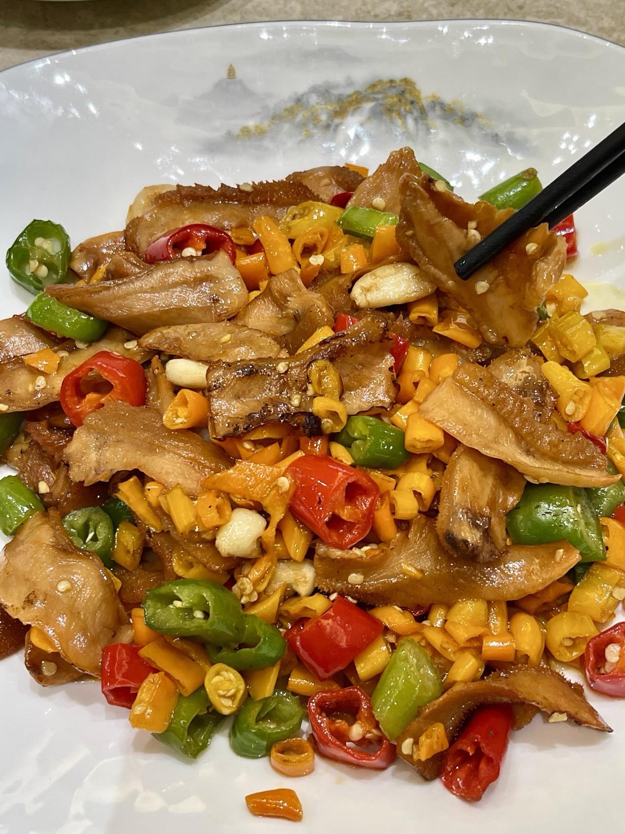 在广东，图一这样放辣椒就算不上正宗的粤菜了吧？