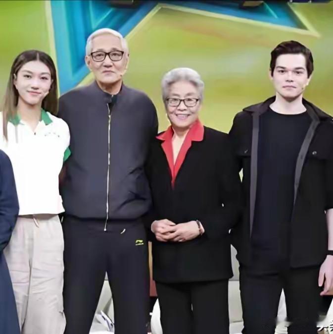 这两个混血运动员有一个在中国体育界如雷贯耳的姥姥，前不久刚刚去世了。

他们两个