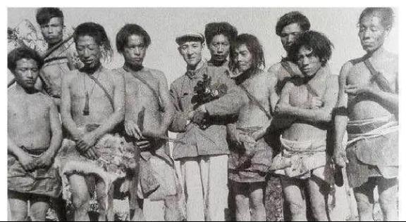 1956年，解放军在哀牢山密林中，发现了一群几乎全裸的男男女女！调查后才知道，他
