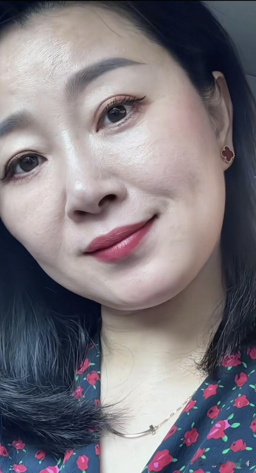 这是用的什么拍照的，这么高清，毛孔都看得到