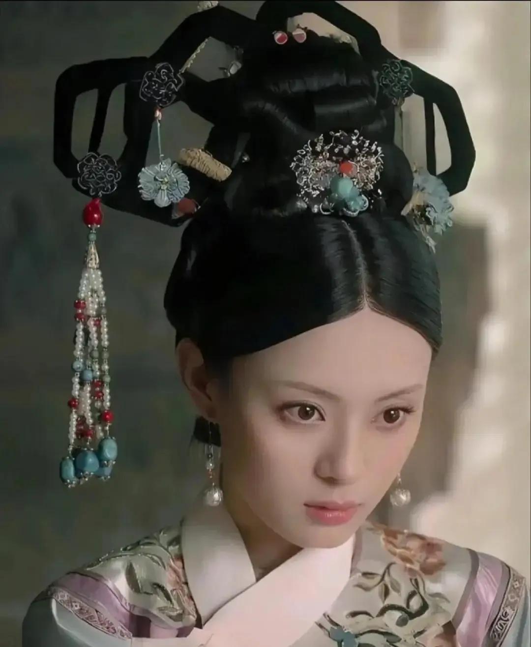 桐花台夜巡，皇帝撞见瑛贵人和侍卫站得近，一句话没问，直接下令软禁。
第二天白绫送