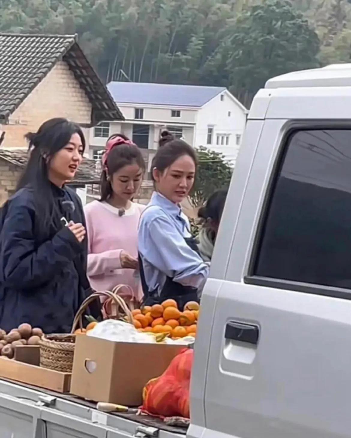 偶遇一群女明星录制节目，
失去美颜后好真实的一张脸 ！