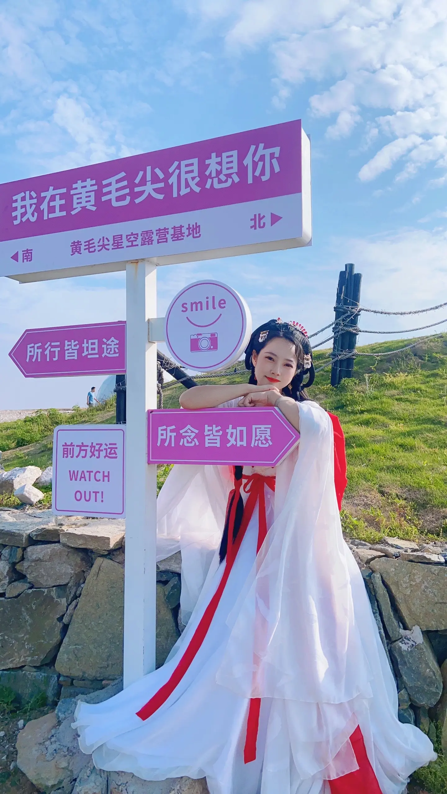 这组照片是带墨镜的小姐姐拍的，她是我的同事，也是我其中的摄影师之一，以前有一个专属摄影师，无论春夏秋冬都陪着我拍视频，但是她现在怀小宝宝了。我现在没有固定的摄影师，都是亲戚朋友，谁有空就薅着谁帮我拍视频。我想说有她们是我的福气，毕竟拍照也挺累的😂